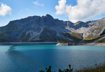 Der türkis-blaue Lünersee in Österreich Vorarlberg
