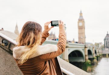 Fotografin mit Kirchen Motiv im Hintergrund