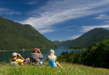 Wiese mit Berge und See