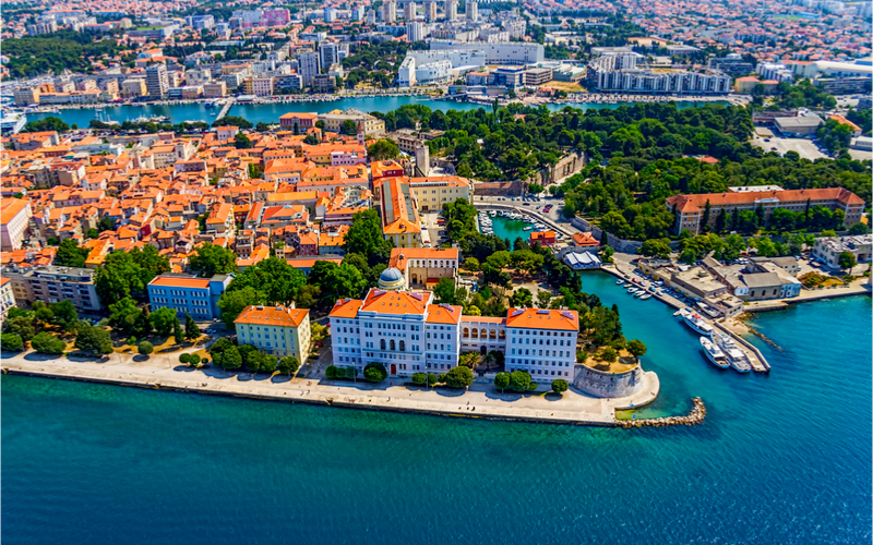 Stadt mit Meer rundherum