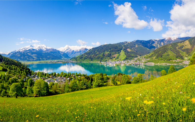 See zwischen Bergen und grünen Hügeln