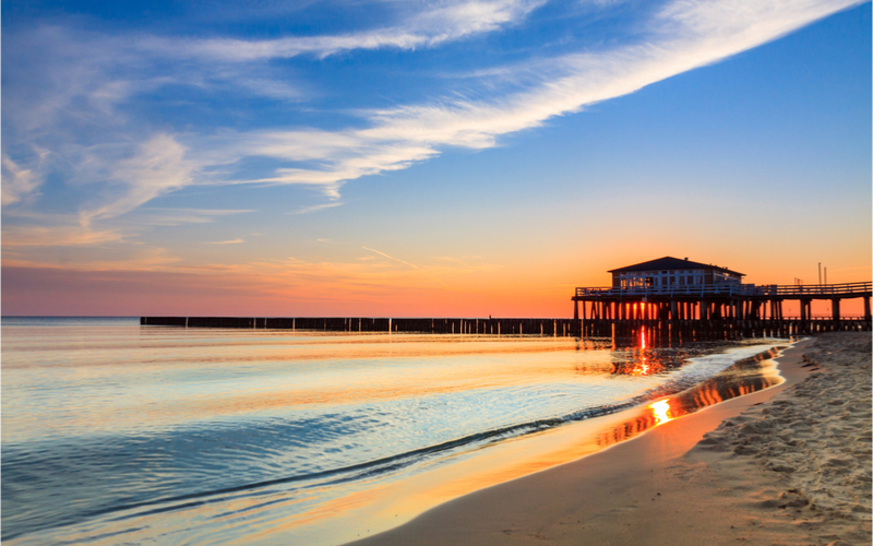Feiner Sandstrand mit Meer