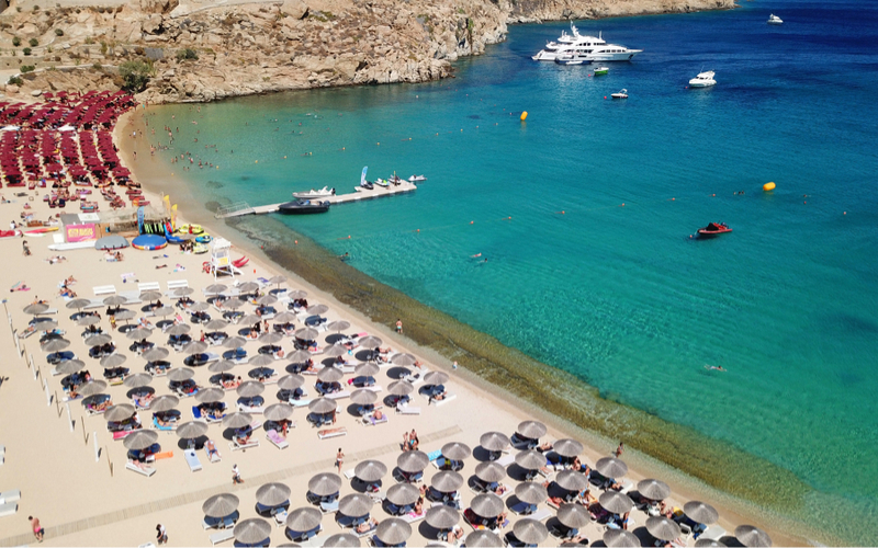 Strand mit Meer und Sonnenschirmen
