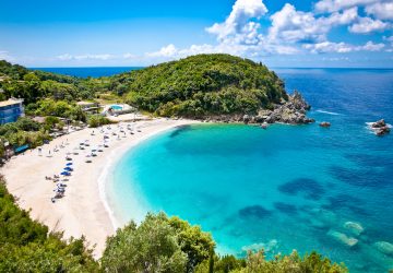 Weißer Sandstrand mit türkisen Meer in Griechenland