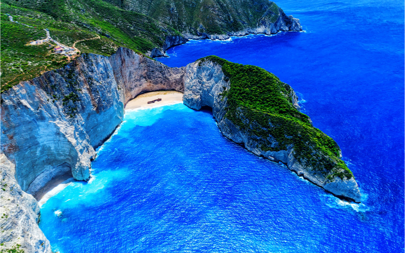 Bucht mit weißen Sandstrand und türkisen Meer