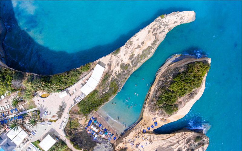 Strand und auf der rechten Seite sind Grotten in weißen Felsformationen