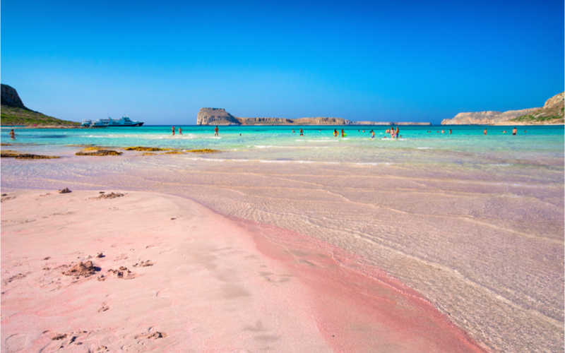 Pinker Sandstrand mit türkisen Meer