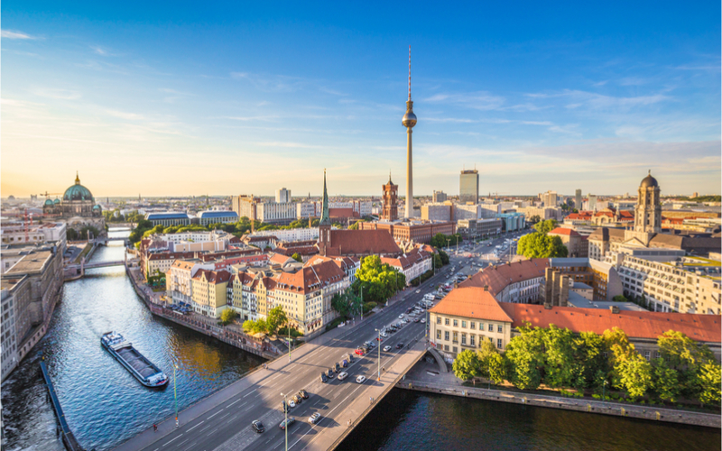 Stadt mit Fluss und Frachtschiff