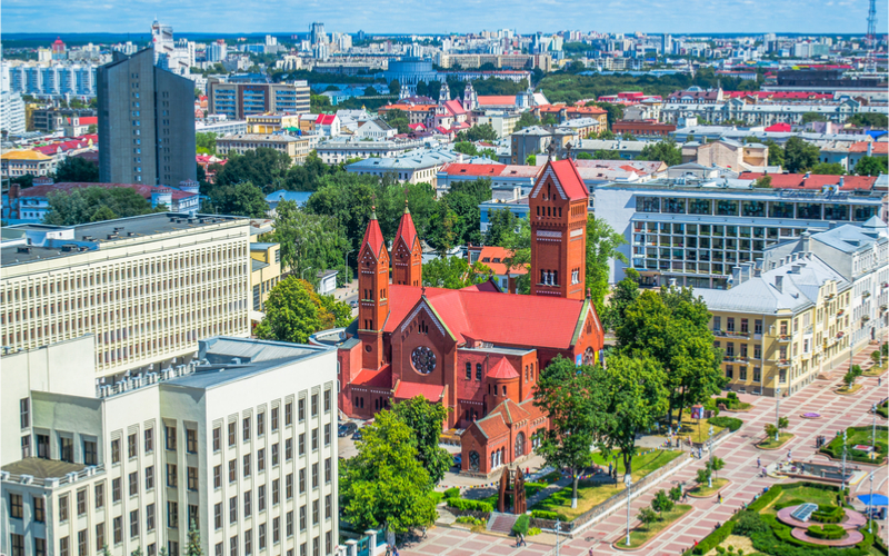 Rote Kirche und Stadt mit vielen grünen Flächen 