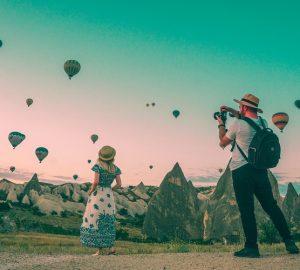 Panormablick über ein Feld mit fliegenden Heißluftballonen