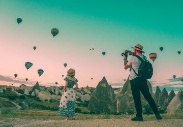 Panormablick über ein Feld mit fliegenden Heißluftballonen