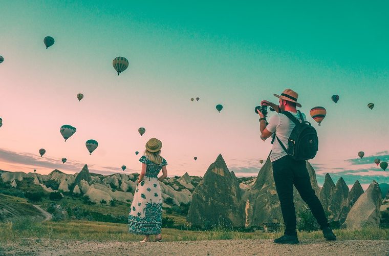 Panormablick über ein Feld mit fliegenden Heißluftballonen