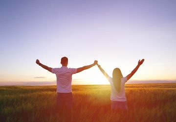 zwei Menschen im Sonnenaufgang