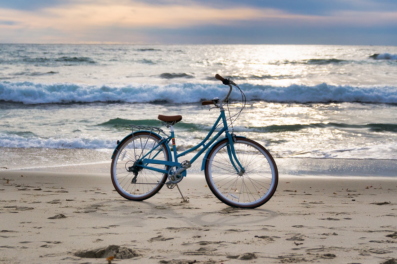 Fahrrad am Strand und Meer