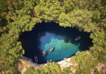 Der Melissanisee aus der Vogelperspektive. Copyright: GettyImages
